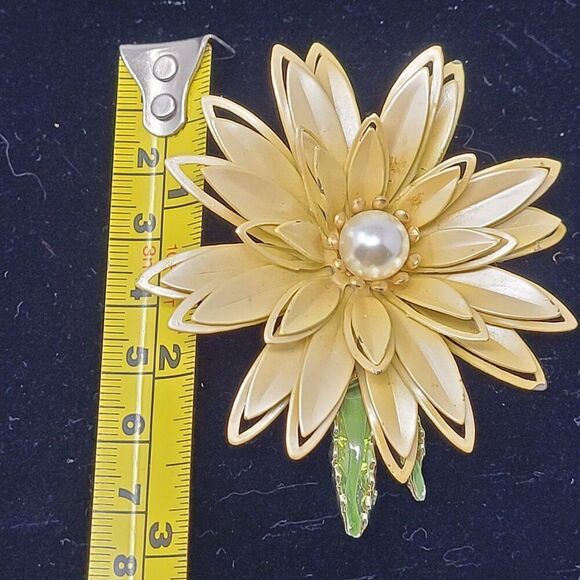 Vintage 3D Pearlized Beige Enamel Flower Brooch Pin Faux Pearl Center Collectibl - Picture 3 of 11